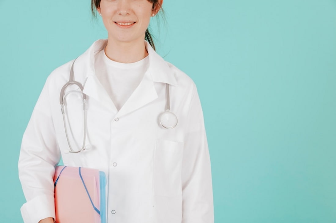 تصویر 1 از روپوش پرستاری زنانه طراحی شده برای بانوان با دوخت محافظتی